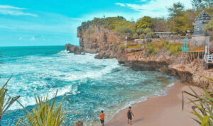 Menikmati Keindahan Pantai Ngobaran Yogyakarta