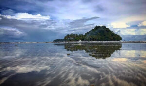 Keindahan Alam dan Legenda Pantai Air Manis