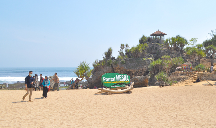 pantai-mesra-trentravel