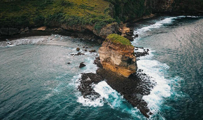 pantai-ngondo-trentravel