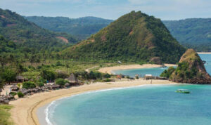 Menikmati Keindahan Pasir Putih di Pantai Senggigi