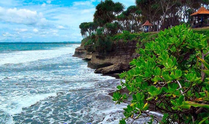 Terpesona dengan Keindahan Pantai Batu Hiu Pangandaran