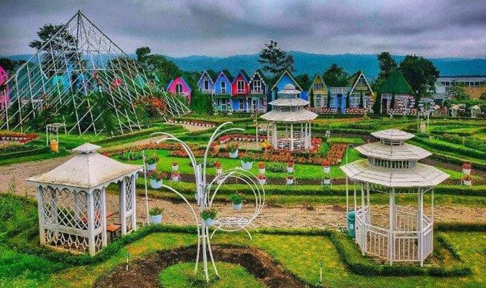 Pesona Wisata Taman Bunga Celosia Trentravel