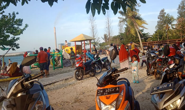 Menikmati Kuliner Khas Pantai Ceria Trentravel