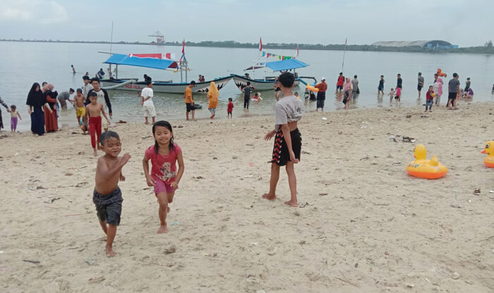 Tips Berkunjung ke Pantai Ceria Trentravel