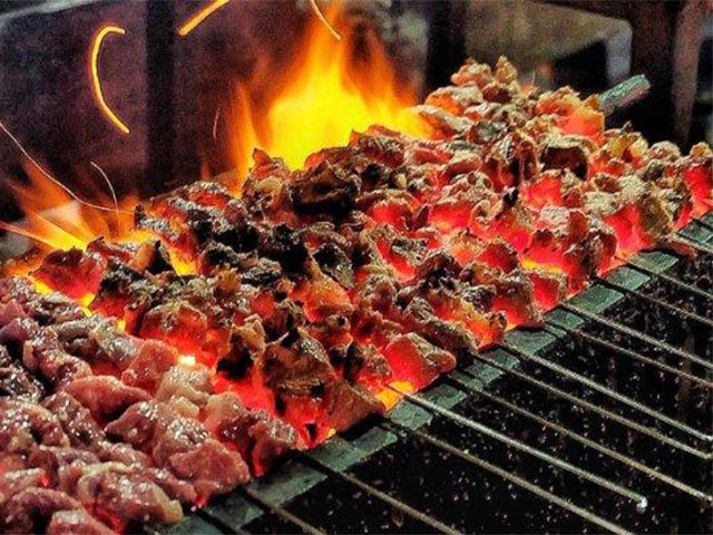 Sate Klathak Yogyakarta: Sensasi Bakar Besi yang Menggugah Selera dan Cara Membuatnya